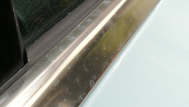 欧州車の窓枠　メッキモールのウロコ汚れ