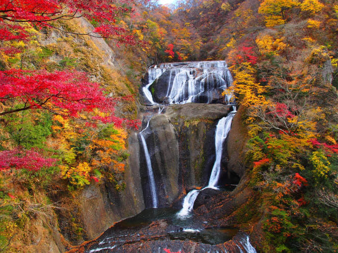 袋田の滝と見頃の紅葉