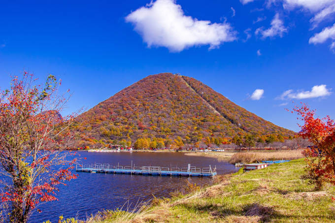 紅葉が美しい秋の榛名湖と榛名富士